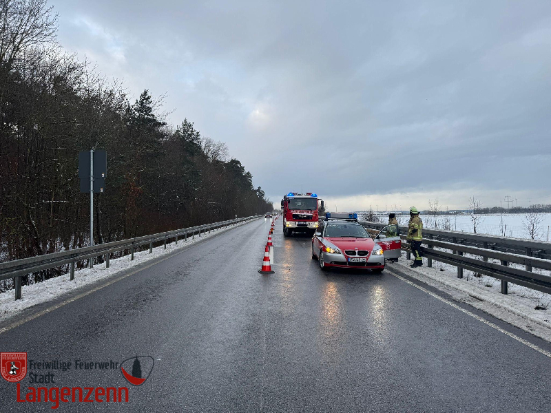 Verkehrsunfall - PKW alleinbeteiligt gegen Leitplanke